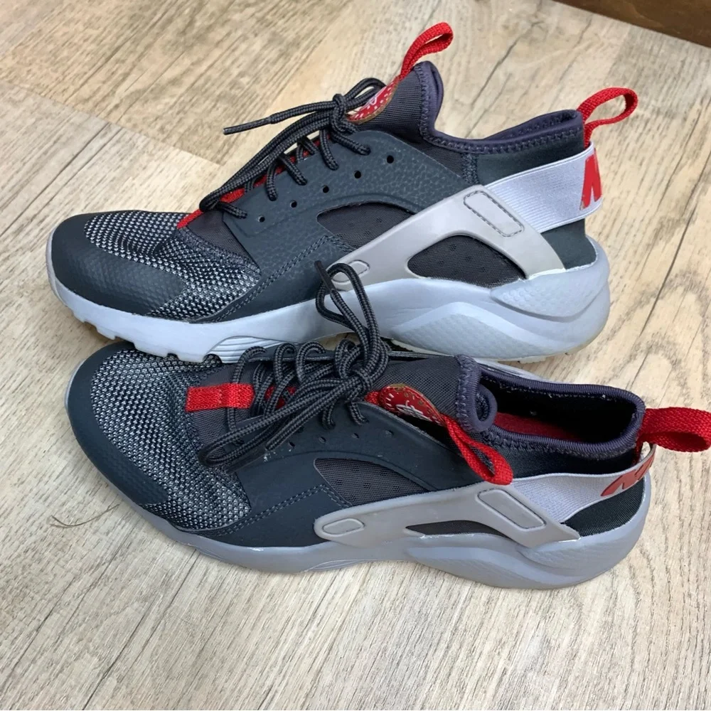 Boy’s Nike Air Huarache Run Ultra sneakers size 6.5Y